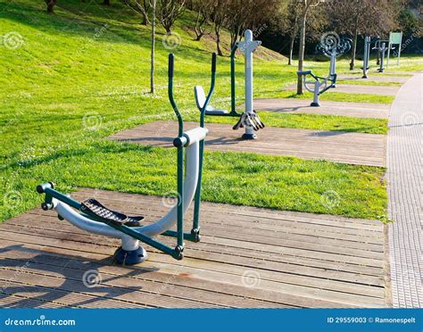 Máquinas Do Exercício Em Um Parque Público Imagem De Stock Imagem De