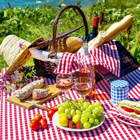 How To Throw The Perfect Spring Picnic Party Good Food T Card