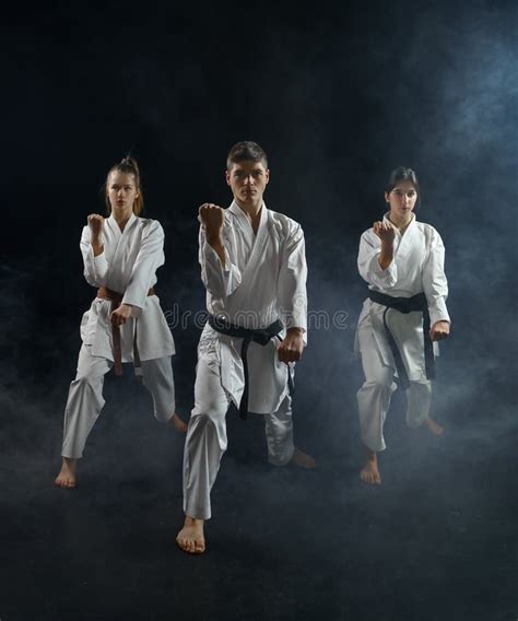Hombres Y Mujeres Luchadores De Karate En Kimono Blanco Foto De Archivo