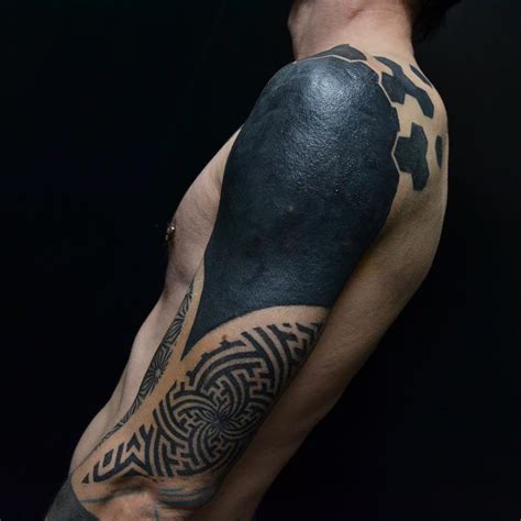 blackwork tattoos in reinem schwarz