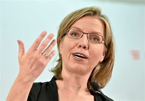 Es sei kein baustopp, es sei eine evaluierung, so die sprecherin von klimaschutzministerin leonore gewessler (grüne), nachdem. Gewessler verteidigt AUA-Rettung - Luftfahrt - derStandard ...