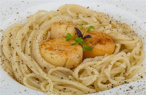 White wine sauce pairs wonderfully with shellfish, and when you add angel hair to the mix, you have a light, sweet, satisfying meal that comes together quickly and easily. Scallops In White Wine Sauce With Whole-Wheat Linguine ...