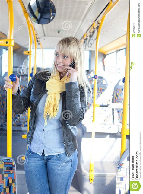 Blonde Vrouw Met Een Slim Telefoon Binnen Een Bus Stock Foto Image Of