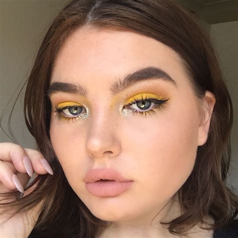 Yellow Eye Makeup แต่งตาสีเหลืองสดใส สไตล์ Tropical Shopspotter