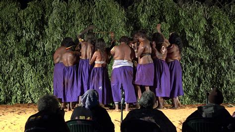 aboriginal women dancing