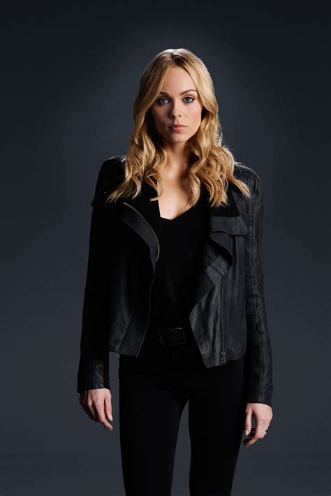 Pin By Lesweldster On Bitten Laura Vandervoort Laura Fashion