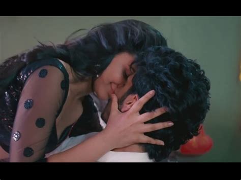 Watch First On Screen Kiss Of Bollywood Babes Filmibeat