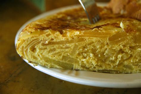 Esta receta de tortilla de patatas, atún y verdura se puede preparar con verduritas de temporada a tu gusto, además de cebolla y pimientos. Catalan recipes: tortilla española