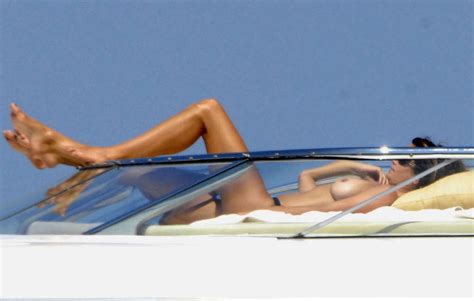 Cindy Crawford Enjoying On Yacht In Topless And Showing Sexy Ass Porn
