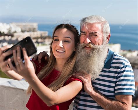 Hija Y Padre Tomando Una Selfie Foto Gratis