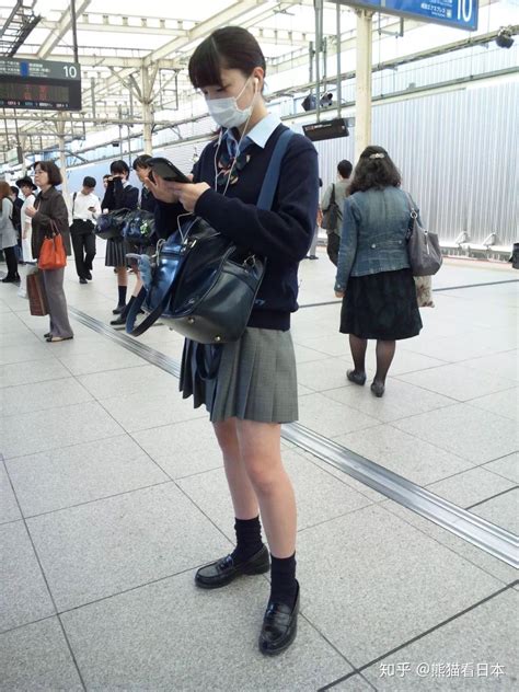 现役日本女高中生告诉你：为什么日本人冬天也要坚持光腿穿裙子？ 知乎