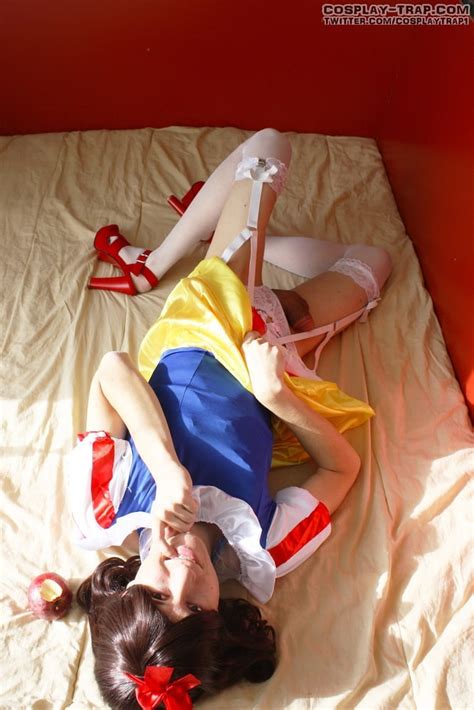 Crossdress Cosplay Snow White And The Horny Poisoned Apple Pics