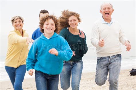 Familia Feliz Que Corre En La Playa Imagen De Archivo Imagen De
