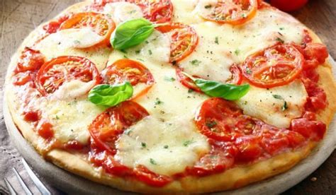 Easy Pizza Margherita Recipe