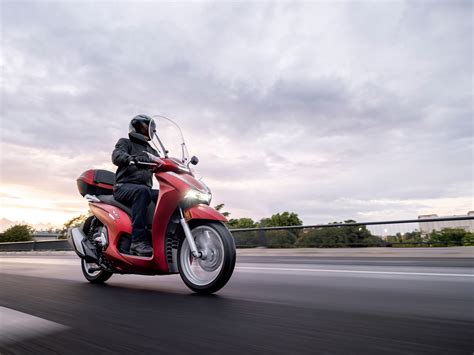 Where the old sh300i featured a 279cc single, the sh350i gains the same 330cc unit that made its debut last month in the 2021 forza 350, providing a power hike from 24.8bhp to 29bhp at 7500rpm. motoȘtiri - Galerie Foto/Video 7 modele noi de la Honda ...