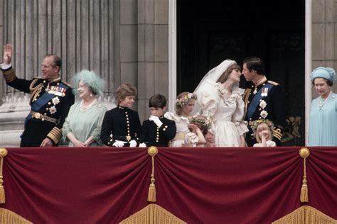 La princesa Diana y el príncipe Carlos se besan en el balcón del