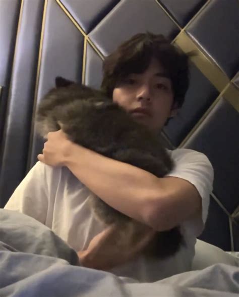 Thv🎄 On Twitter Kim Taehyung Carried A Big Fluffy Ball Yeontan In His Arms