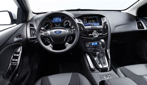 Ayrıca gömme kapı kolları, tavan rayları ve panoramik açılır tavanı da. 2012 Ford Focus Interior - Onsurga