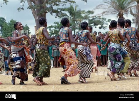 Congo Central Africa Festivals Female Dancers In Traditional Dress