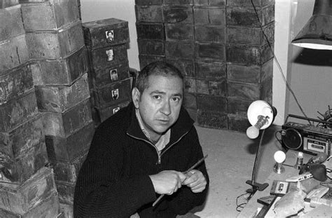 Boltanski is fascinated by the singularity of human experiences and the ephemerality of human life. Christian Boltanski - biographie Christian Boltanski, oeuvres