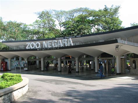 Visit malaysia's renowned national zoo, zoo negara for a day out with friends and family. Zoo Negara Malaysia - Outside the main entrance - ZooChat