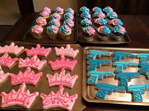 Reveal the gender of your baby to friends and family by letting have a bite of these white chocolate gender reveal cupcakes to discover the surprise gender reveal time ♥. Glitter or Guns gender reveal | Glitter gender reveal, Baby gender reveal party, Gender reveal food
