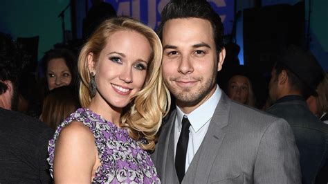 pitch perfect stars anna camp and skylar astin are aca engaged los angeles times