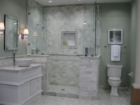 Notice how the glass tile mosaic on the wall recalls the shades of marble too. Best 25+ Carrara marble bathroom ideas on Pinterest ...