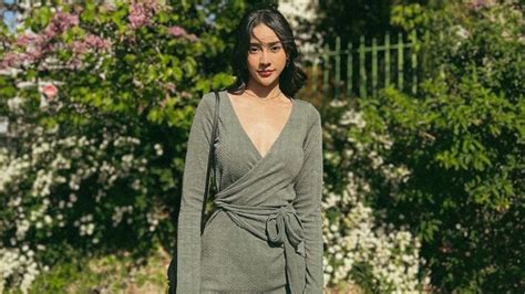 Seksinya Anya Geraldine Pakai Dress Belahan Dada Rendah Netizen