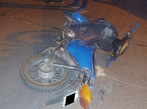 Una joven motociclista terminó con lesiones graves tras chocar contra un auto El Diario del