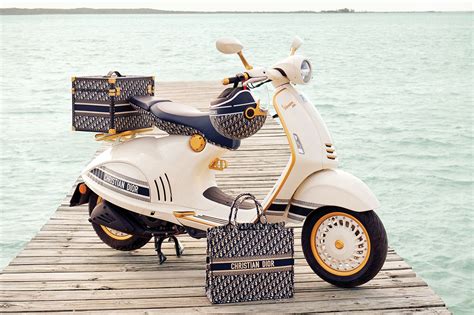 Out of this passionate dialogue, the vespa 946 christian dior scooter comes to life, its monohull architecture and subtle graphic lines paying tribute to the heritage of the two houses. Vespa e Dior juntam-se numa versão exclusiva da Vespa 946