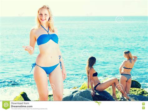 Junge Frau Im Bikini Der Auf Strand Steht Stockbild Bild Von Rest