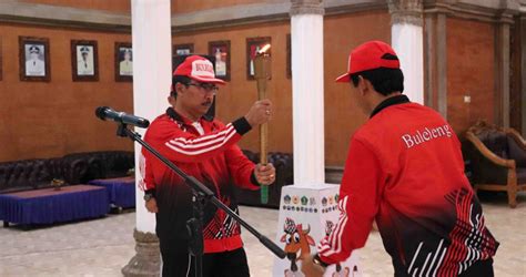 Meskipun hujan dan angin kencang, obor api kami tetap menyinarkan cahaya api indah dan menari nari menghiasi suasana keindahan malam di villa atau rumah anda. Estapet Api Obor Porprov Bali Tiba di Buleleng - Koran ...
