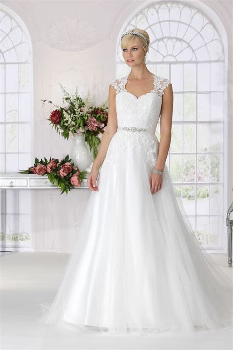 Some wedding gown designers have very distinctive taste, standing out from the rest, while others have beautiful designs but don't ever stray off of the beaten path. Tres Chic Wedding Dresses | Latest Tres Chic Wedding ...