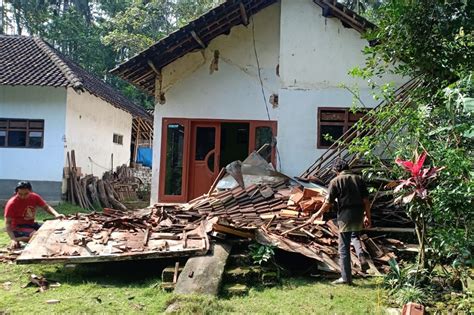 In photos: 6.0 magnitude earthquake rocks Indonesia's Java 