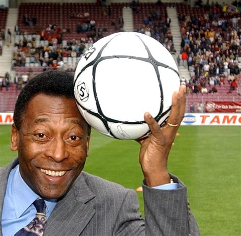 Pelé aggravated a groin injury two games into the 1962 world cup in chile, sitting out the final pelé announced his retirement from soccer in 1974, but he was lured back to the field the following year to. Brasilien: Romário beschimpft Pelé als „Dummkopf" - WELT