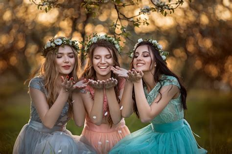Belles Jeunes Filles Parmi Les Arbres En Fleurs Photo Premium