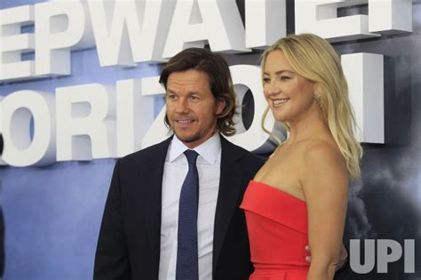 Photo Mark Wahlberg And Kate Hudson Attends The Deepwater Horizon Premiere In New Orleans