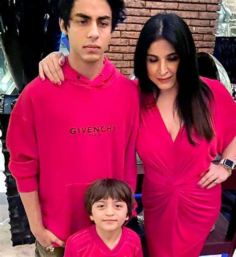 Shah rukh khan photos gallery with his latest images and stills. PIX: INSIDE Shah Rukh Khan's New Year's Eve party - Rediff ...