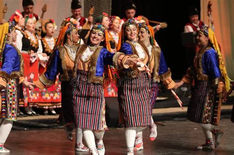 Les Gens Dans Le Costume Folklorique Traditionnel Du Folklore National