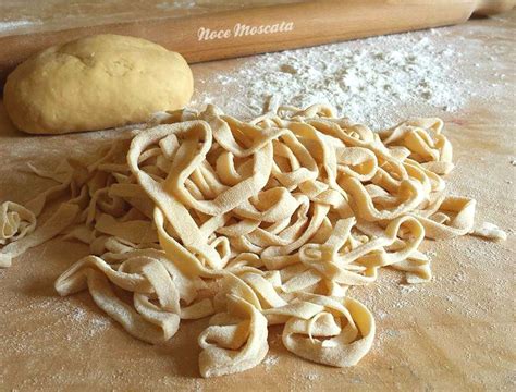 Di stagione, le castagne sono in vendita nel reparto di frutta e verdura. Fettuccine fatte in casa a mano, ricetta della nonna ...