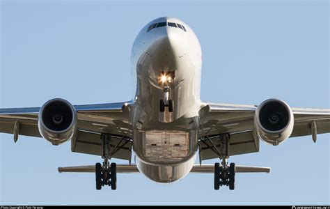 It is the world's largest twinjet. N757AN American Airlines Boeing 777-223(ER) Photo by Piotr ...