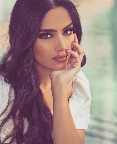 Nora Rasgos Y Pelo Brunette Beauty Hair Beauty Beautiful Arab Women Arabian Beauty Women