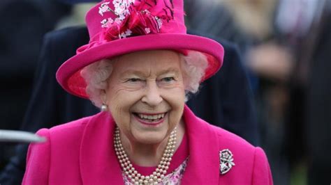 Der pontifex überraschte die regentin mit einem geschenk für. Queen Elizabeth II. außer sich!: Wie peinlich! Königin ...