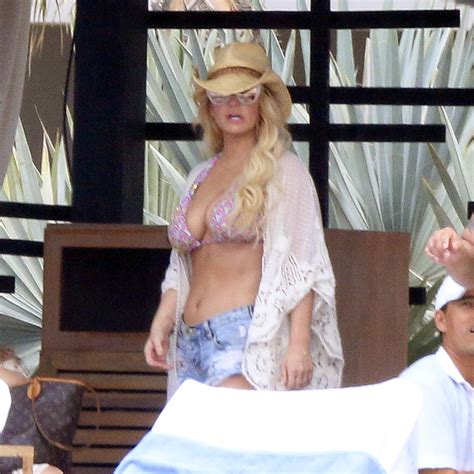 Jessica Simpson Rocks Daisy Dukes Down In Mexico In A Sultry Callback