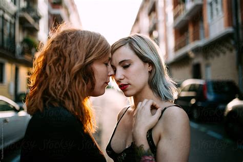 romantic lesbian couple del colaborador de stocksy thais ramos varela stocksy