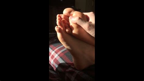 massaging girlfriend s feet youtube