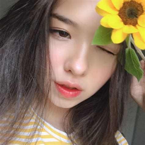 Pin By นุ้ง ฟะ🖤🥷🏻 On U͓̽llzzang Ulzzang Girl Cute Girl Pic White Aesthetic