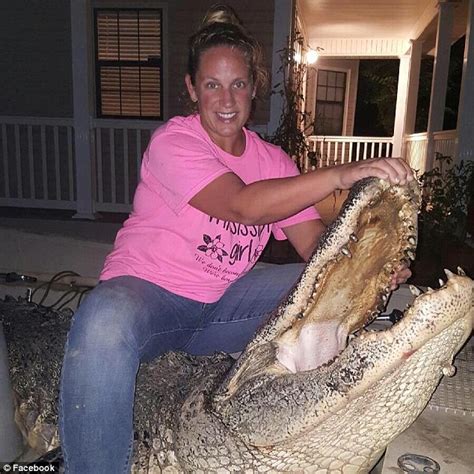 female mississippi alligator hunter catches nearly 700 pound record breaking reptile daily