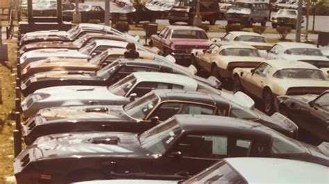 You Can Lose Hours Looking At These Old Photos Of Car Dealerships From